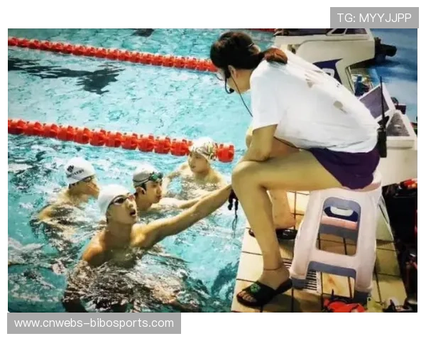 费立纬1500米自由泳夺冠后空中抛接花束献给母亲，温情瞬间刷屏